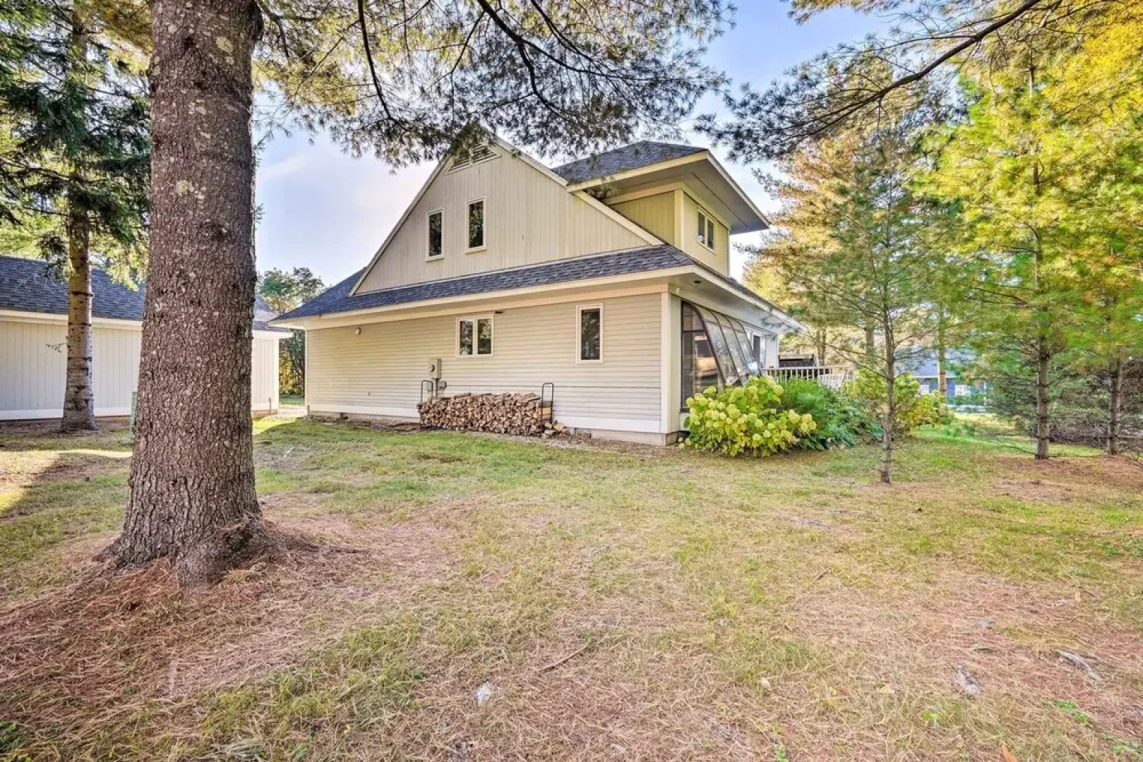 Cozy Getaway: Private Hot Tub, Near Skiing!