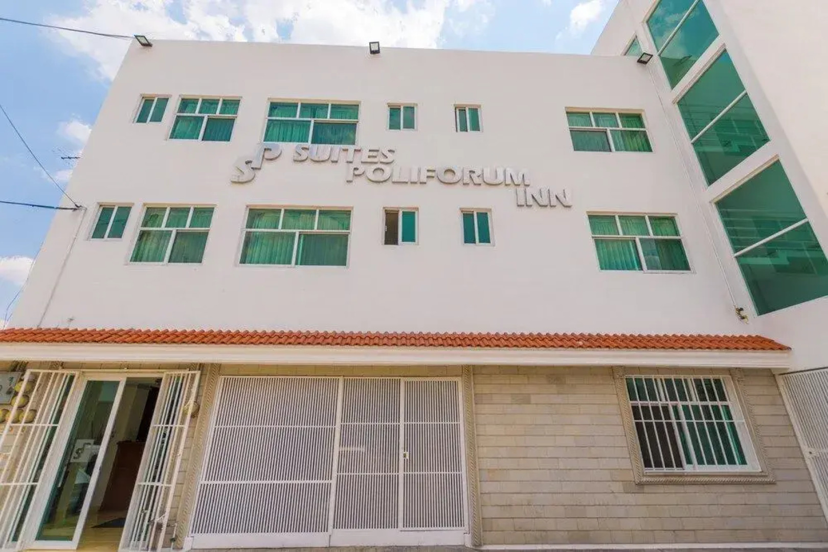 Suites Poliforum Inn