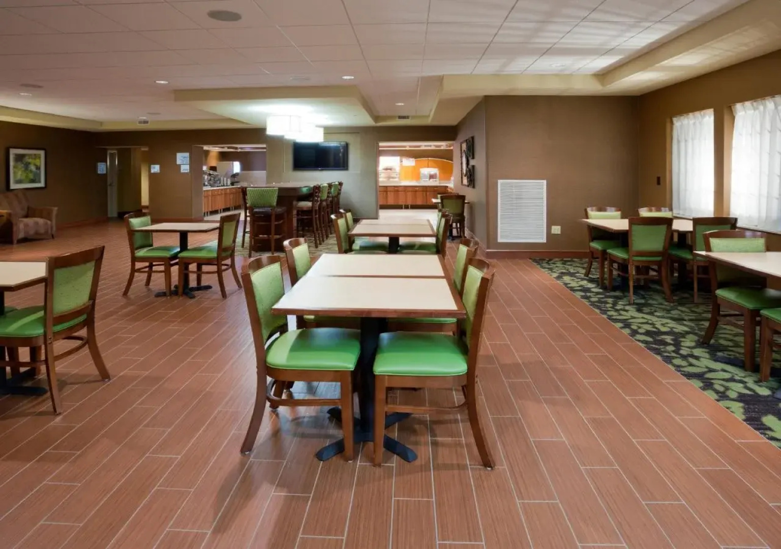 Holiday Inn Express & Suites Willmar by IHG