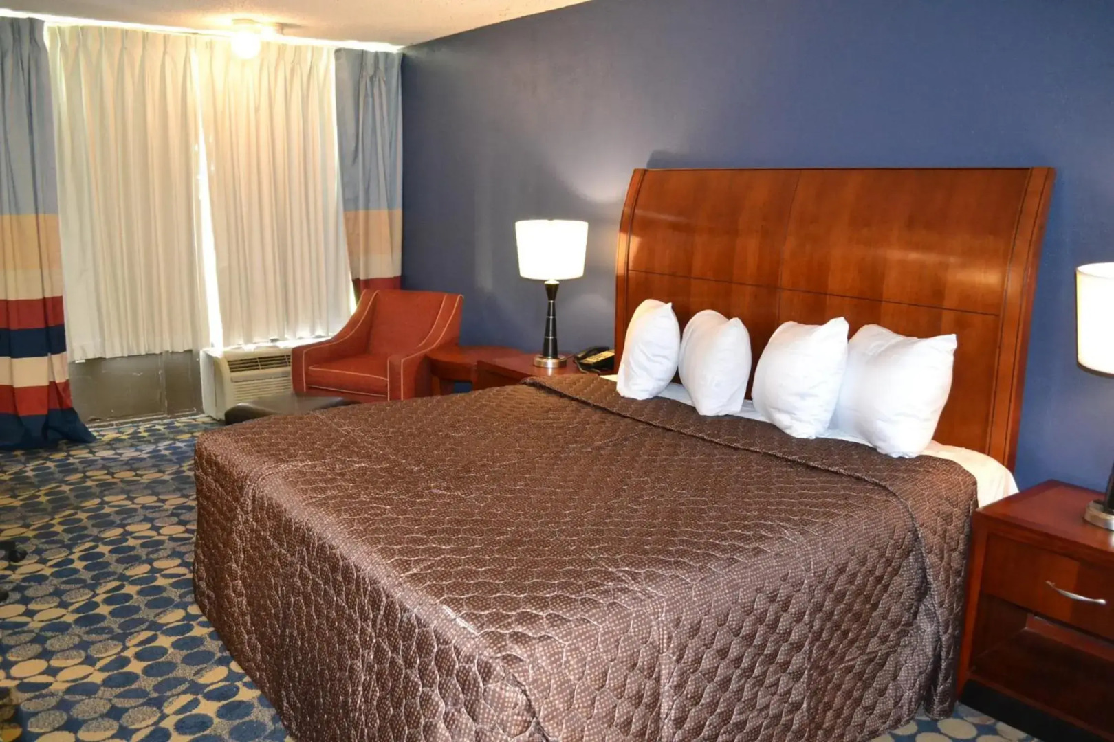 Econo Lodge & Suites