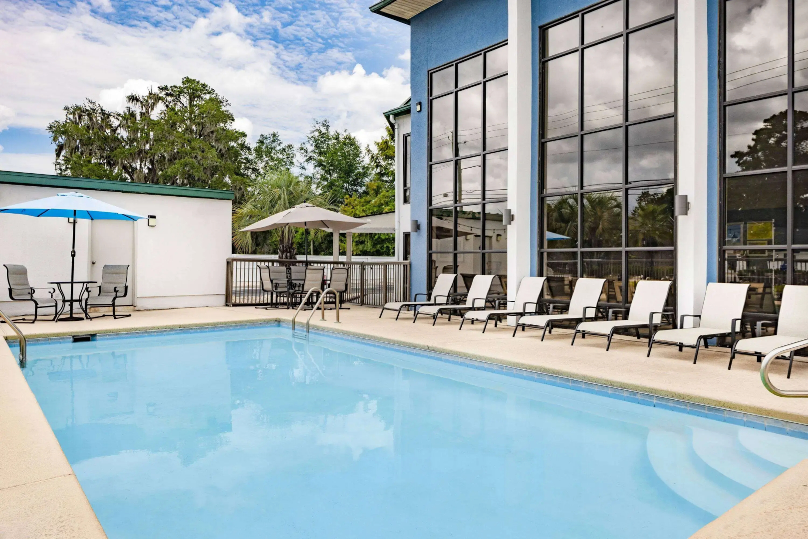 Days Inn & Suites by Wyndham Savannah Midtown