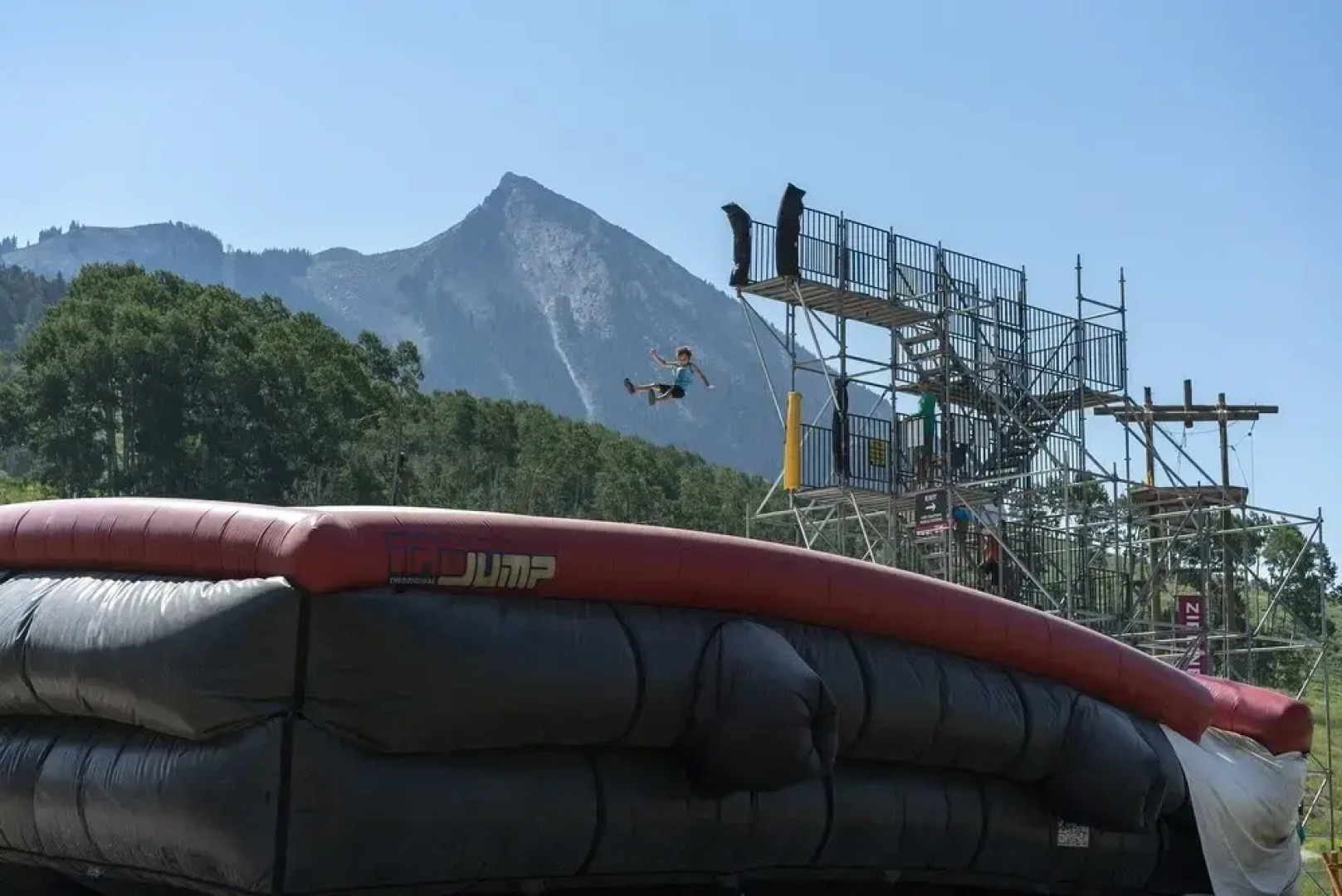 Slopeside Studio Unit With Kitchenette Studio Bedroom Condo - No Cleaning Fee! by RedAwning