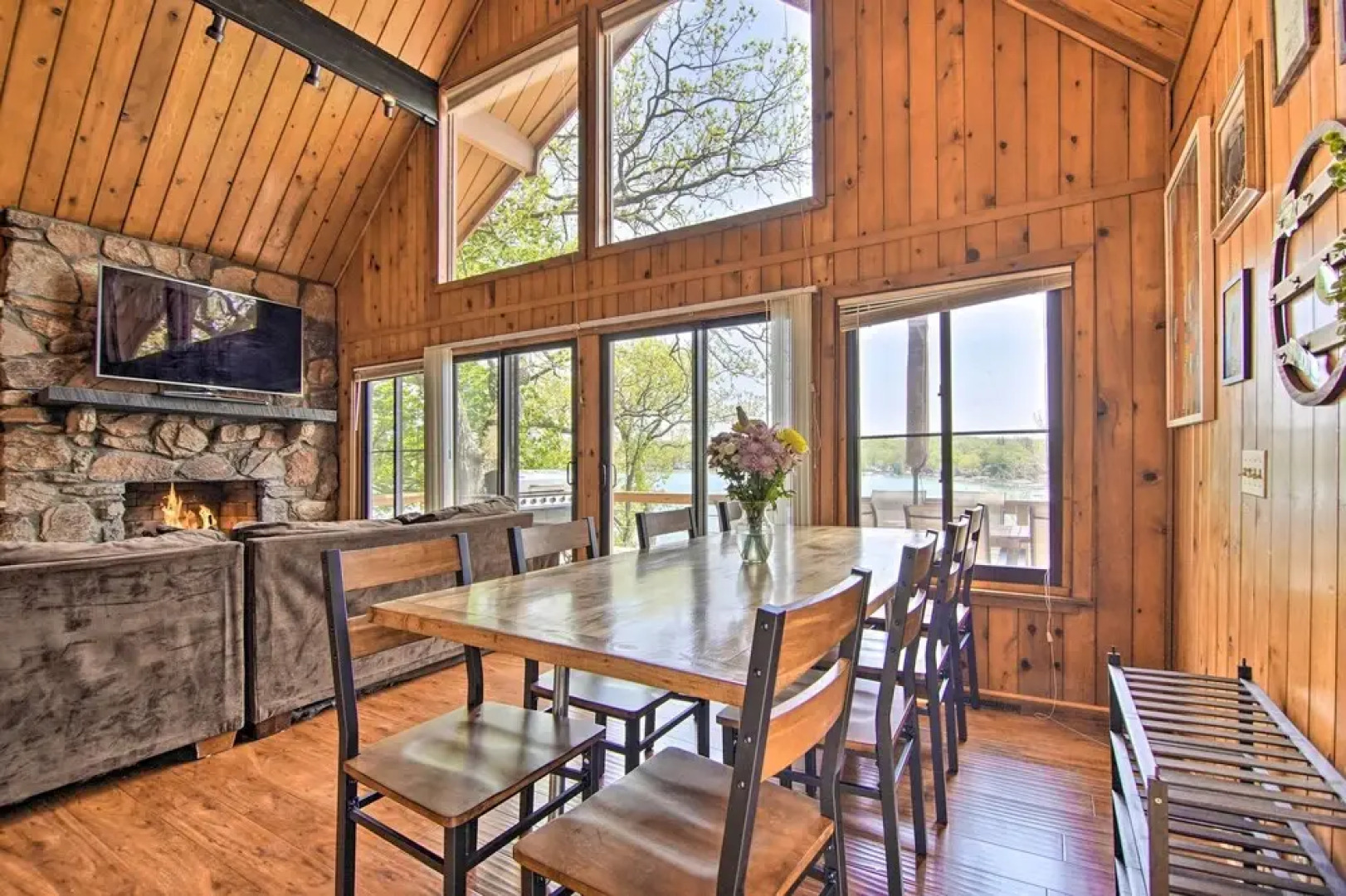 Serene Lakefront Escape: Boat Dock & Grill!