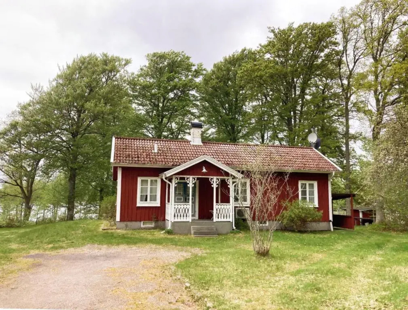 Nice holiday house located by the lake Bolmen