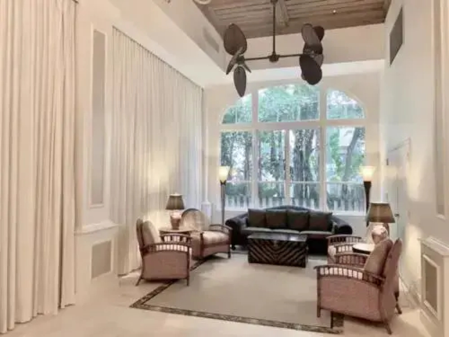 Tropical Beach Condo - Pool, Parking, 86" TV, WiFi