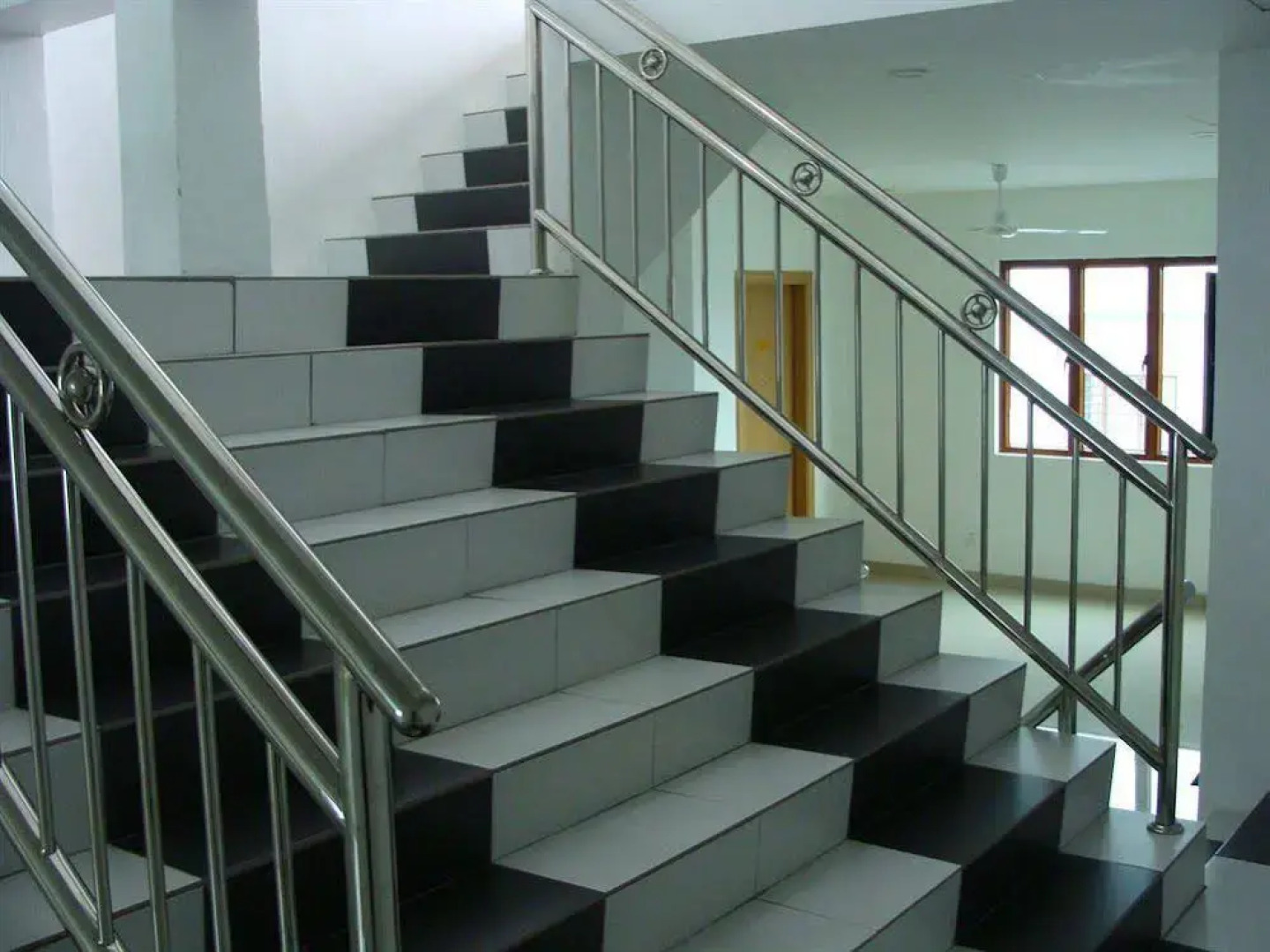 White House Homestay