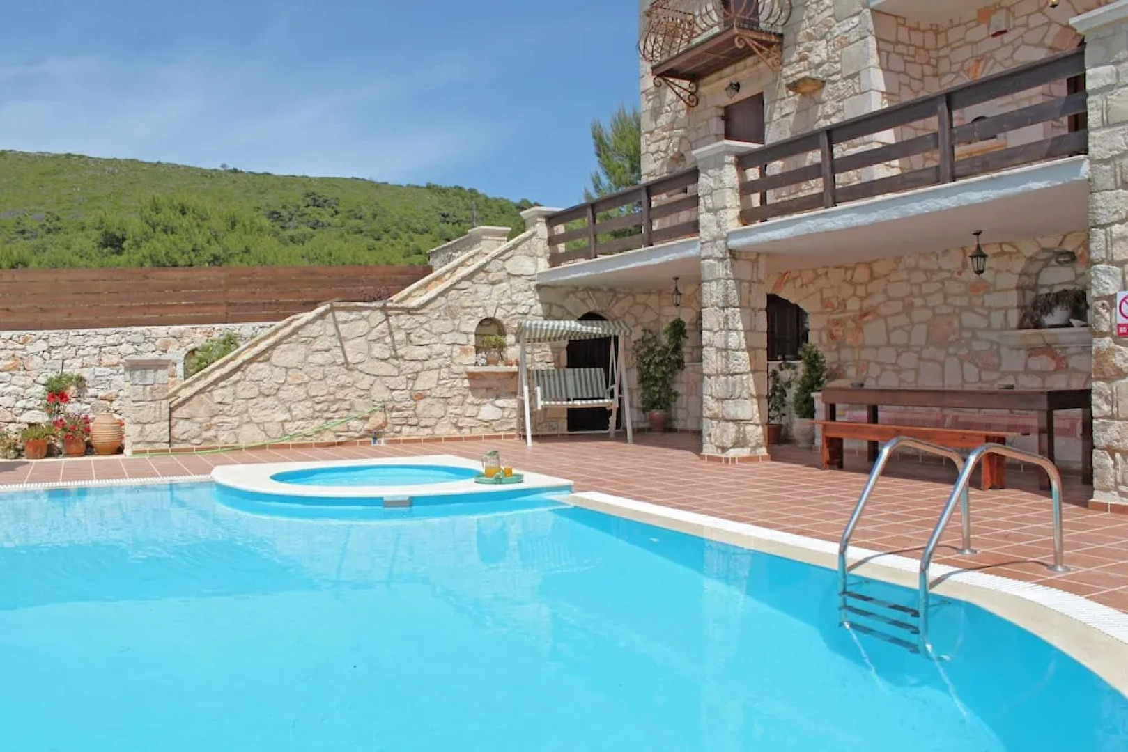 The Vivian - Luxury Stone Villa