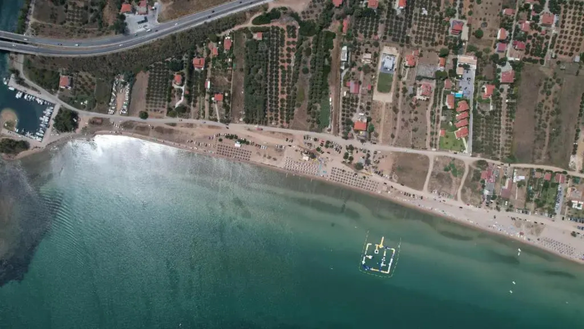 Cheerful 2 bedrooms home near the beach with parking and garden