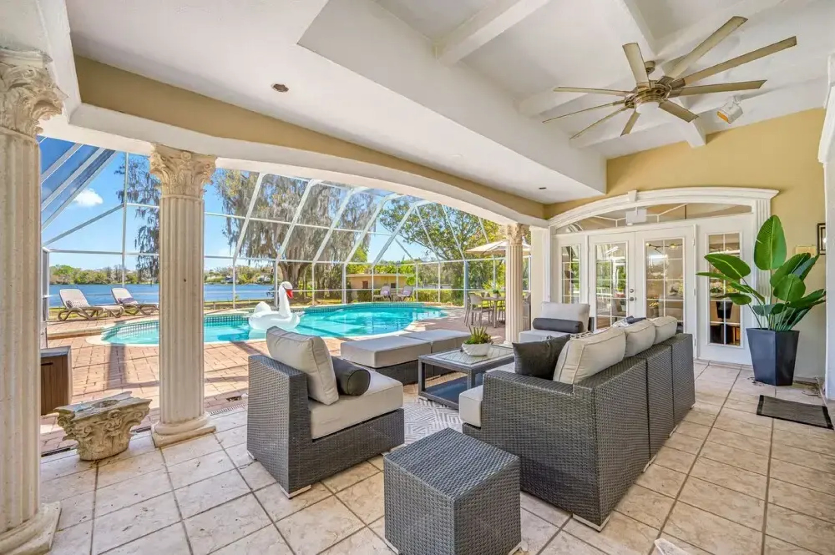 Exquisite Bayview Villa With Pool and Games!