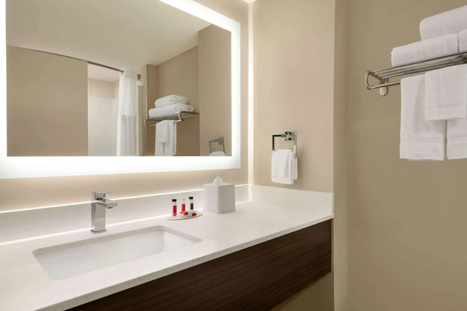 Super 8 by Wyndham Thompson