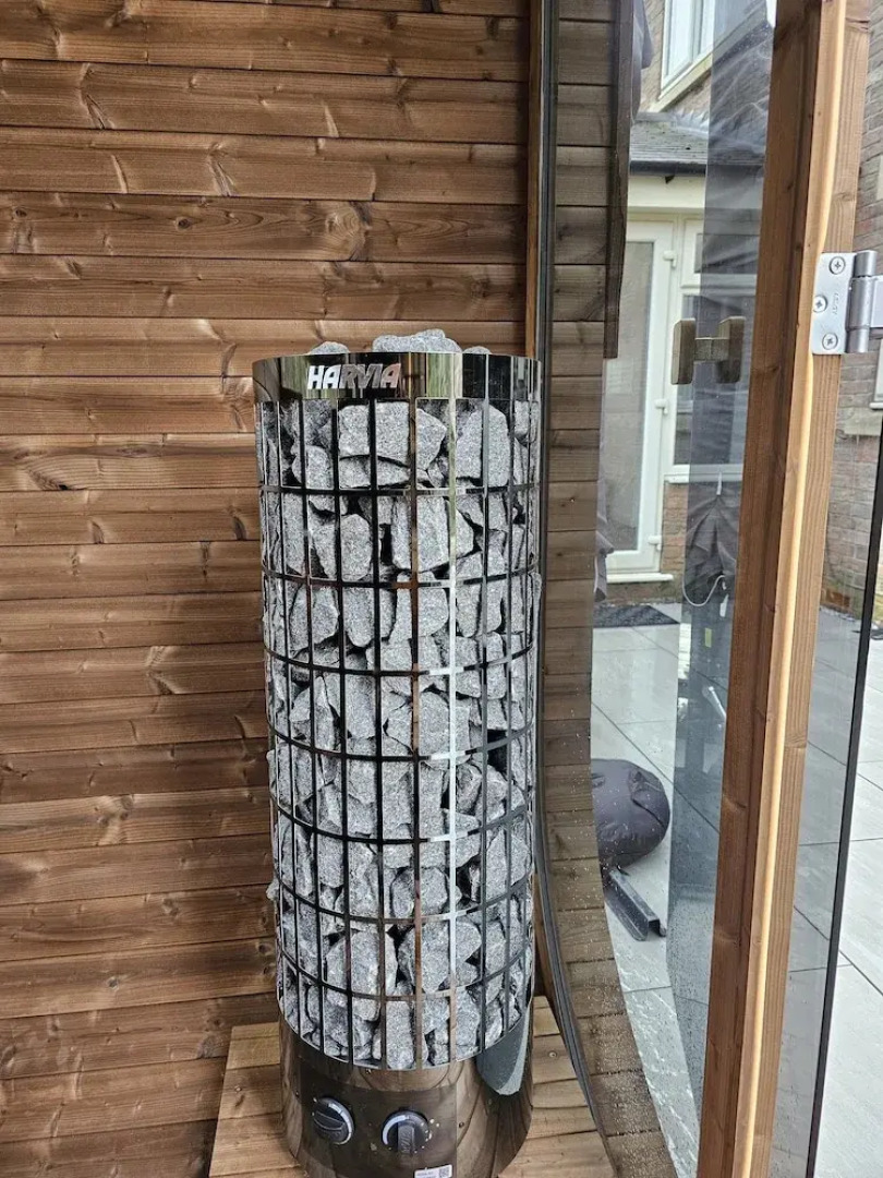 House With Hottub, Sauna & Pool Table