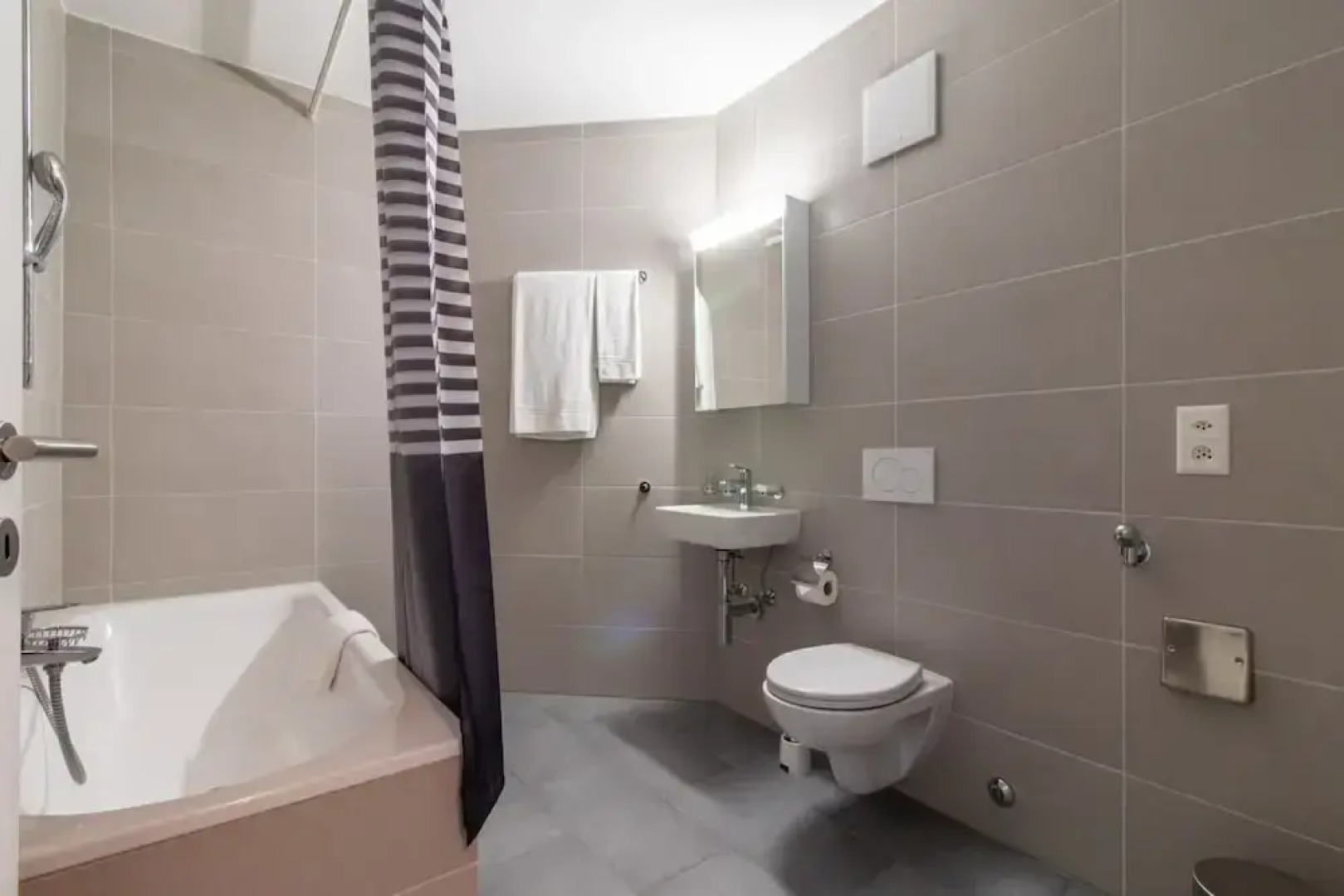 Modern 1 Bedroom Apartment at Le Bouveret. Self-checkin