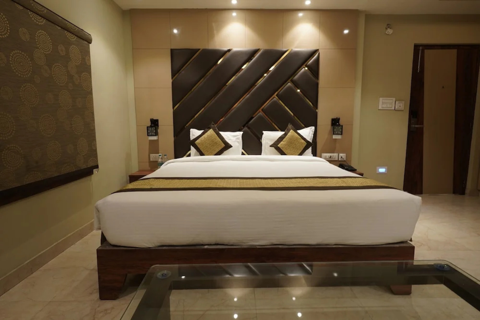 The Golden Crown Hotel Banquet & Cafe