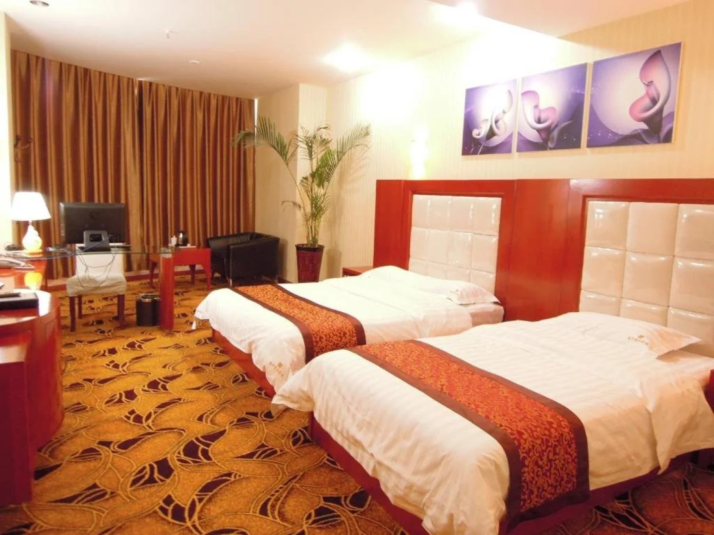 Longhua Business Hotel