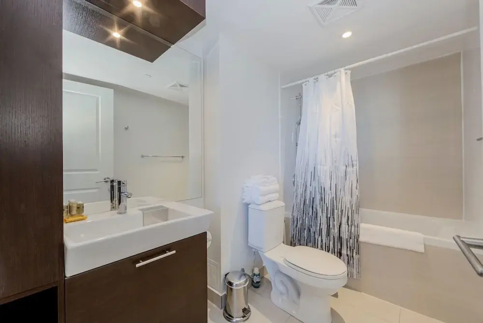 Atlas Suites - Bay & College