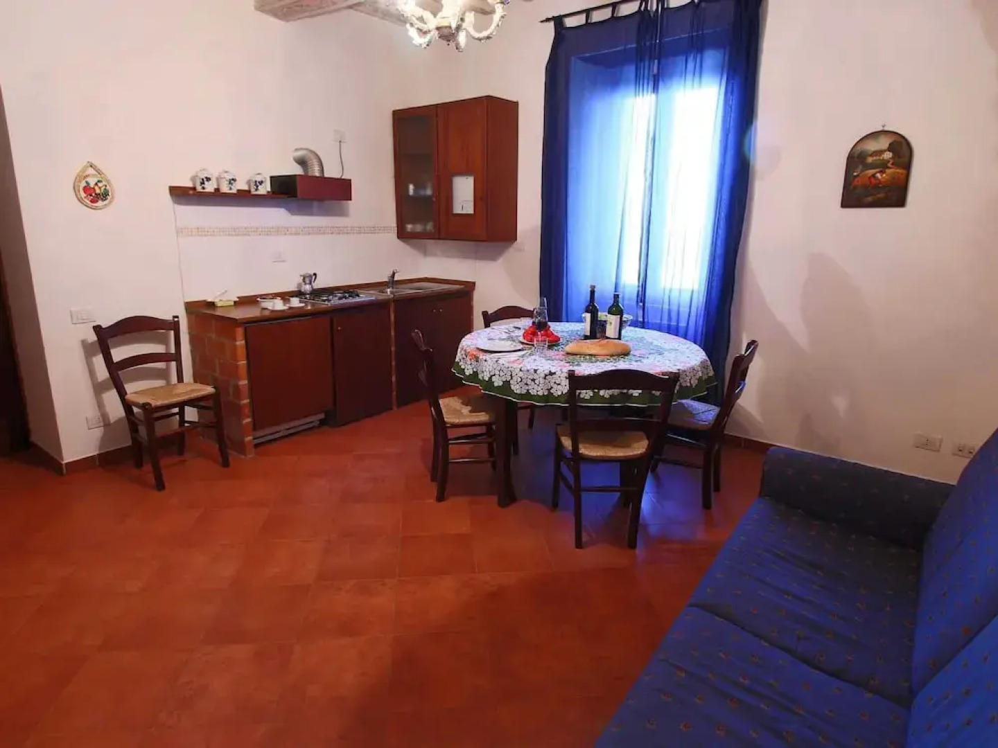 Splendid Farmhouse in Gualdo Cattaneo with Hot Tub