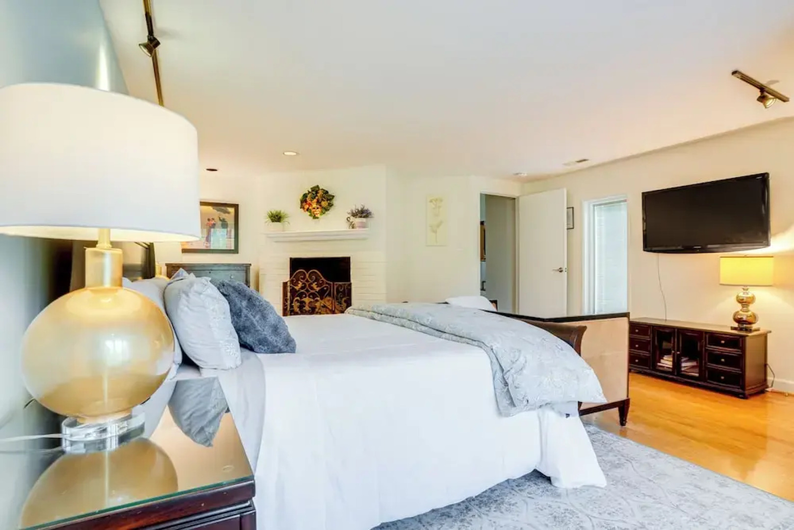 The White Elephant Inn Getaway w/ Pool & Hot Tub!