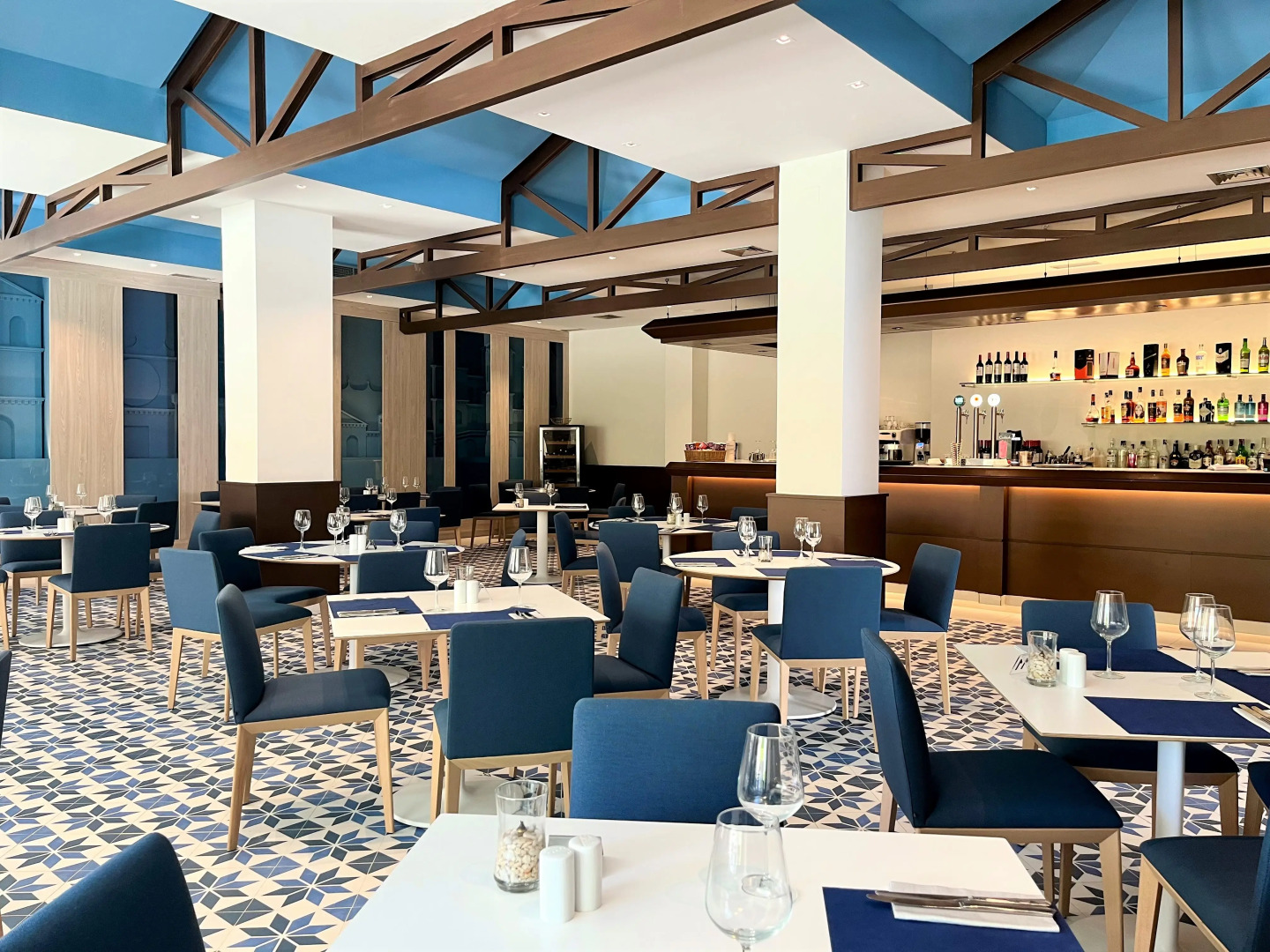 Отель Los Amigos Beach Club