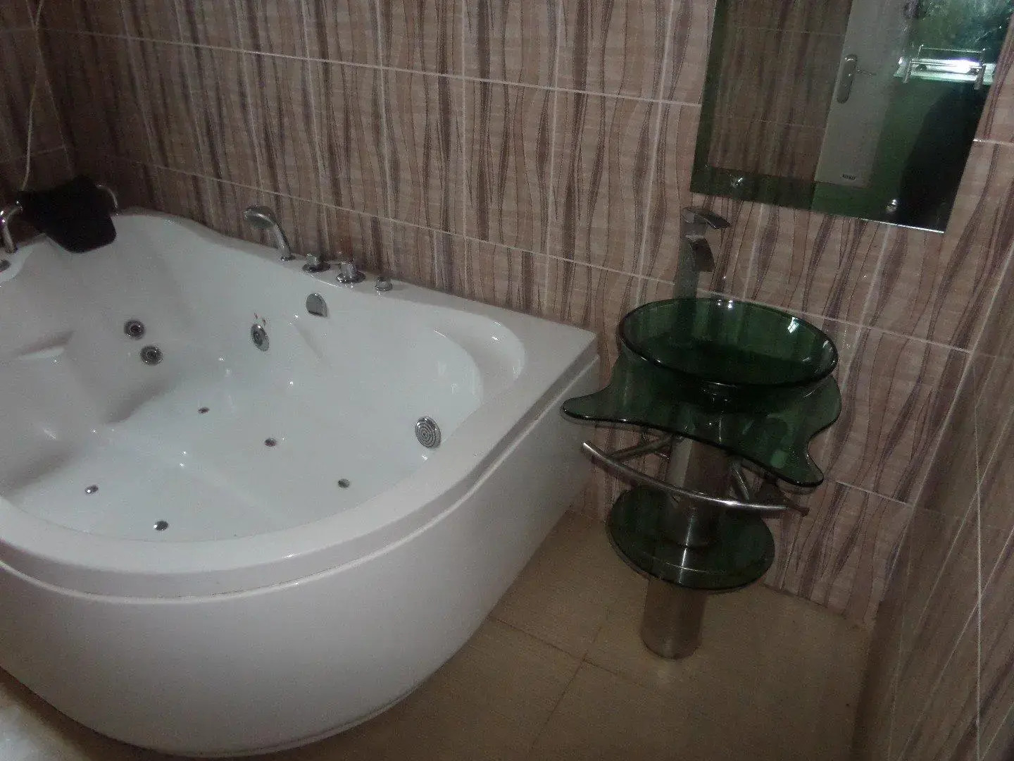 Almond View Hotel and Suites