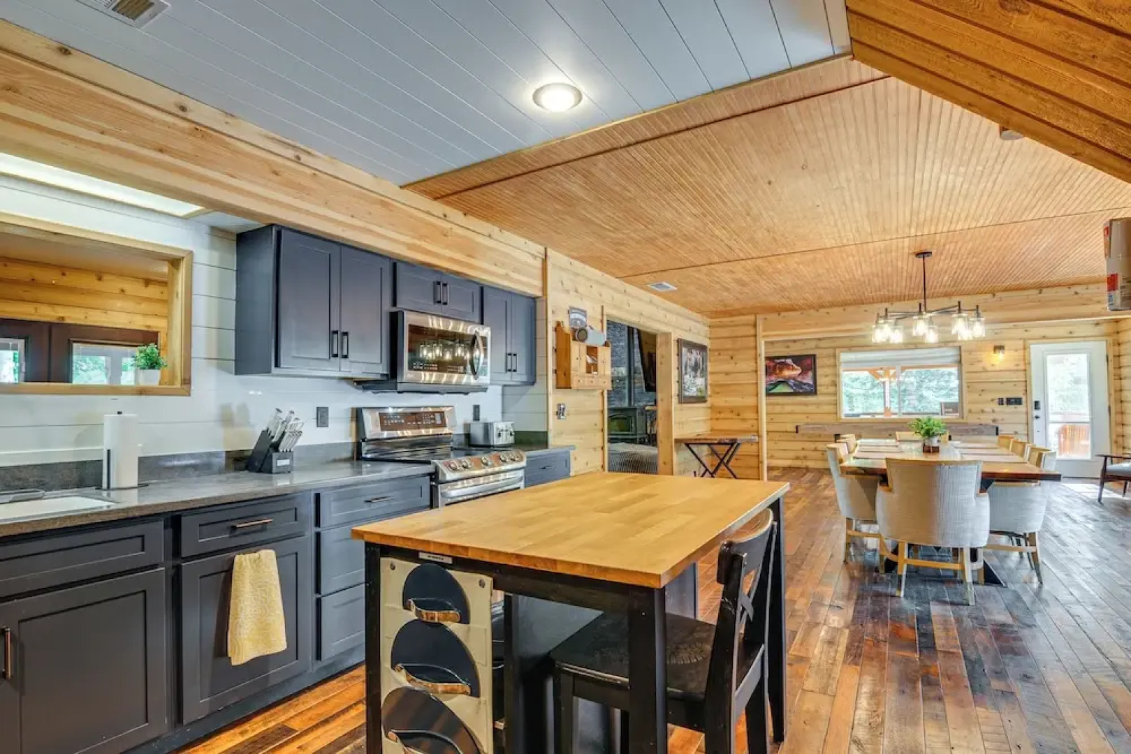 Inviting Utah Cabin w/ Spacious Deck + Fireplace!