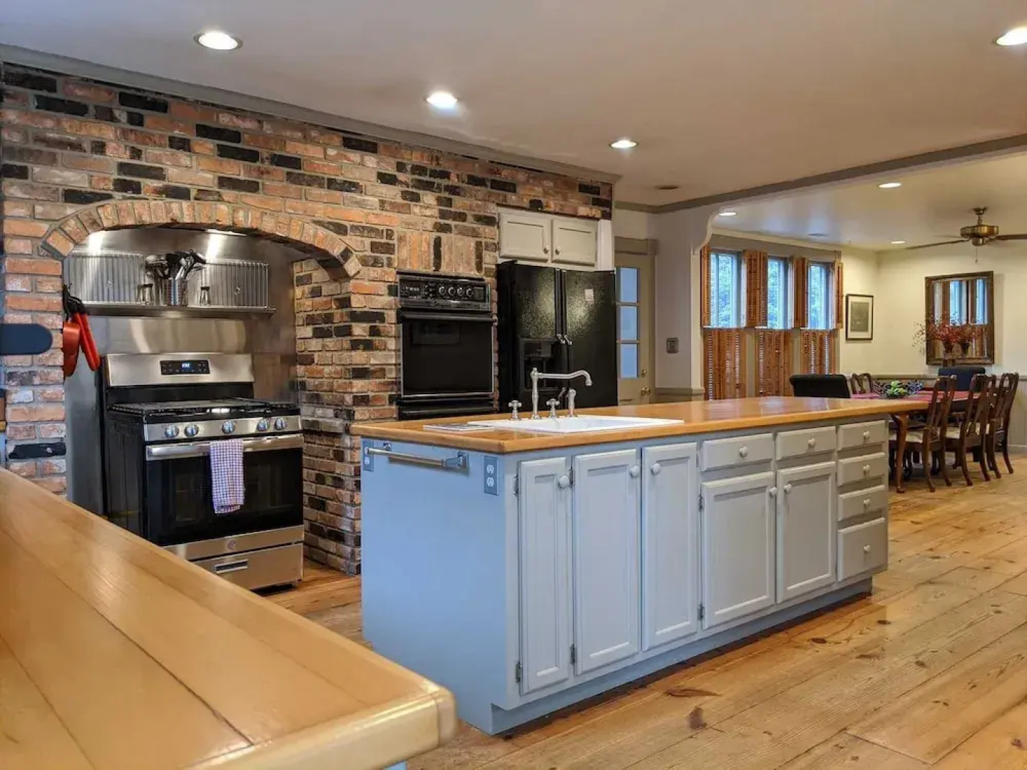 Southern Charm Riverside 4 Bedroom Home by RedAwning