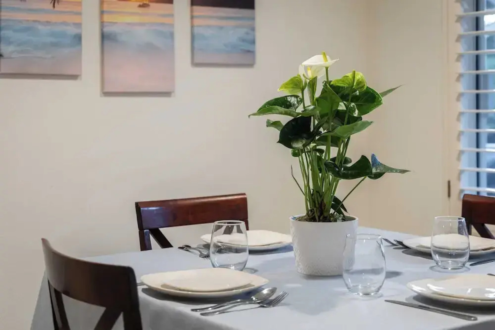 Walk to Beach Pool, Hot Tub, Private Patio, Parking Seabreeze Retreat