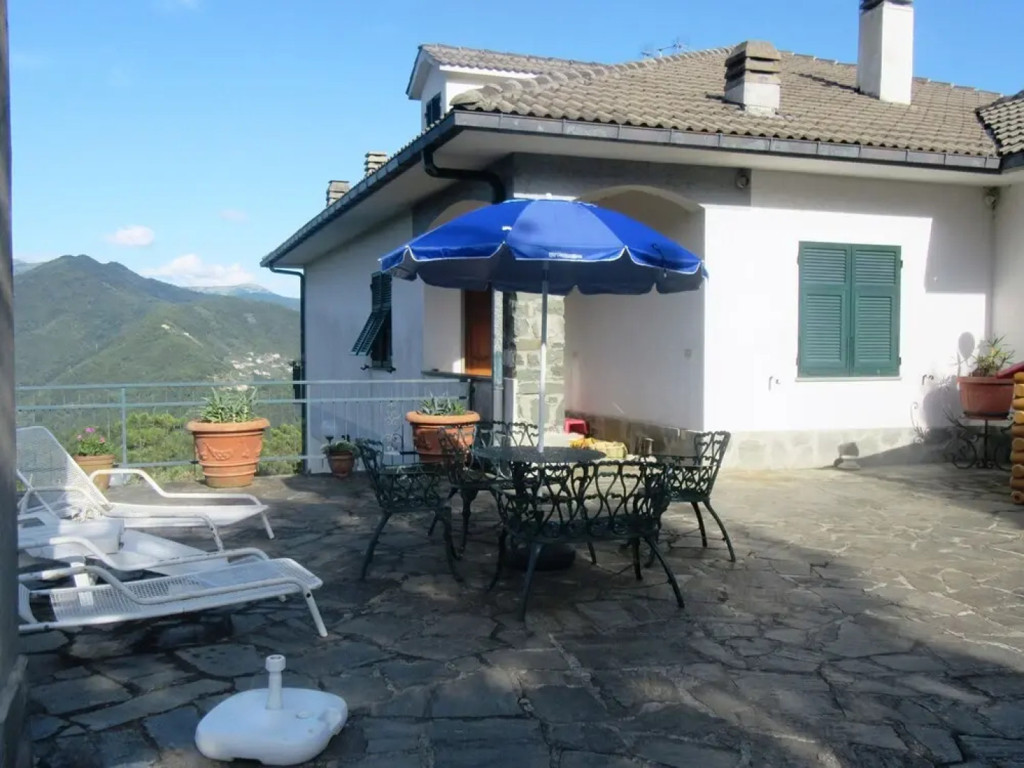 Elegant and Roomy Apartment on the Hill of Chiavari, Calm Relaxation Assured