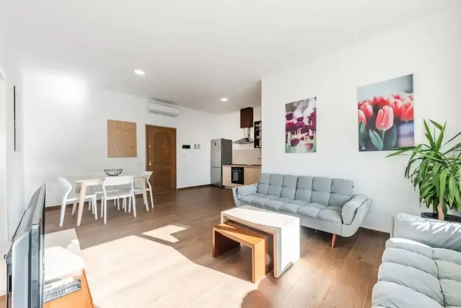 Spacious Apartment by the Beach - Tulipani