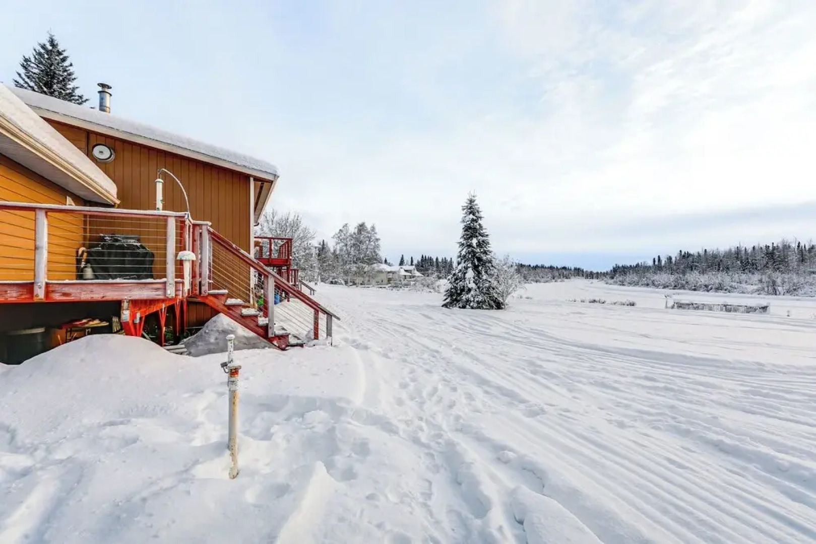 Riverside Retreat: Cozy Fairbanks Home w/ View