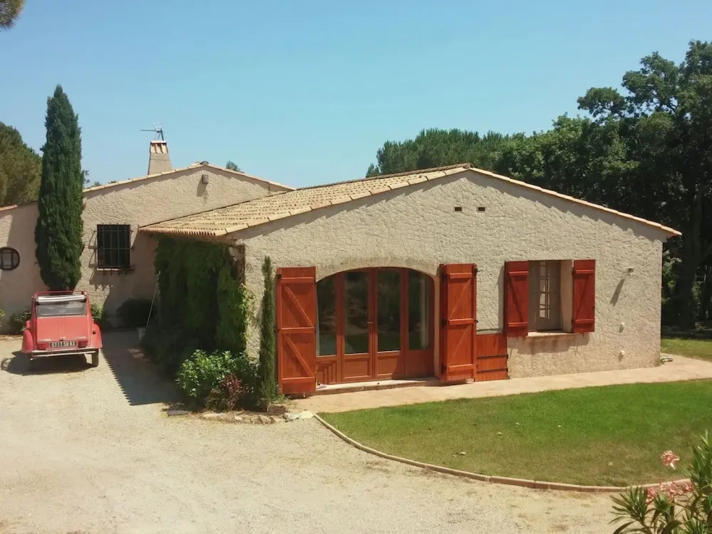 Lavish Holiday Home in Le Plan-de-la-tour With Swimming Pool