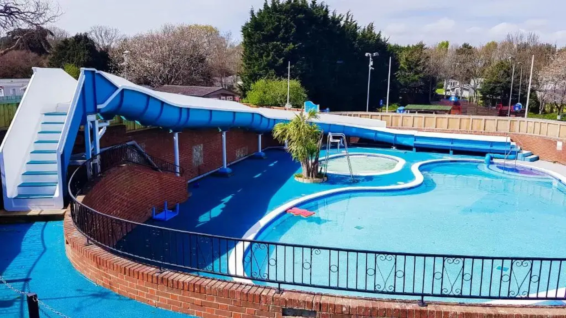 3 Bedroom Caravan with On-Site Pool, Island View 6