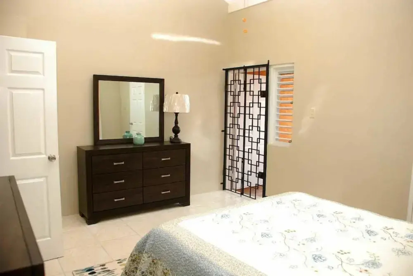 The Discovery Bay Lux Apartment