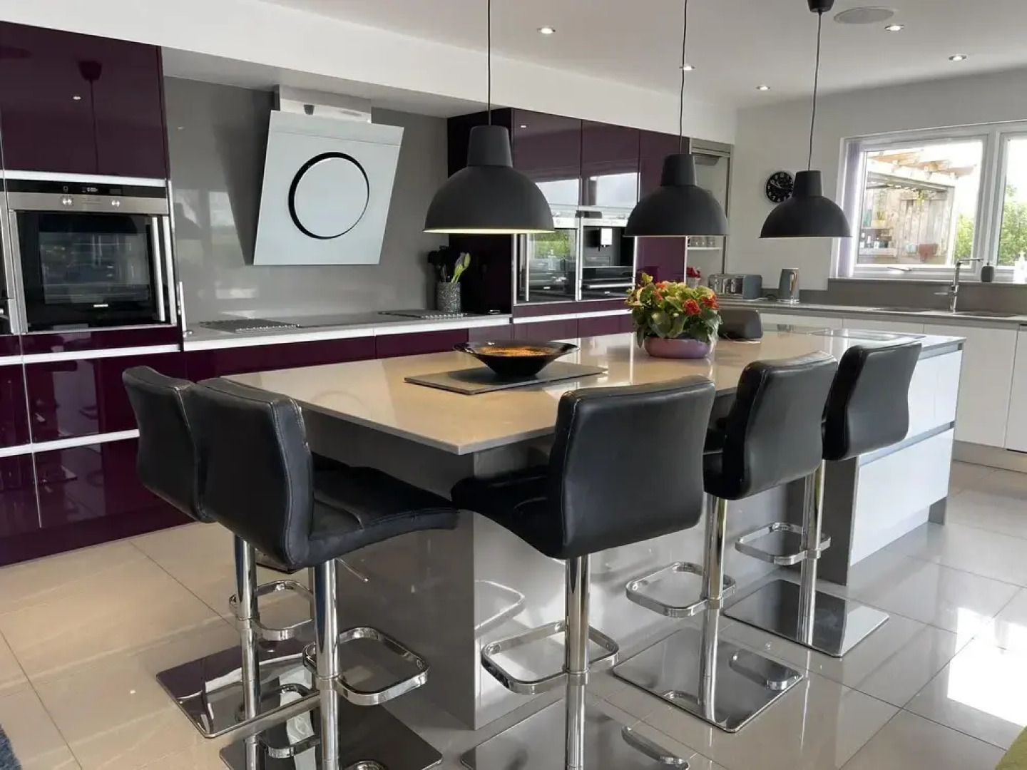 5 Bed House-sleeps 14-hot Tub-bar-garden-parking