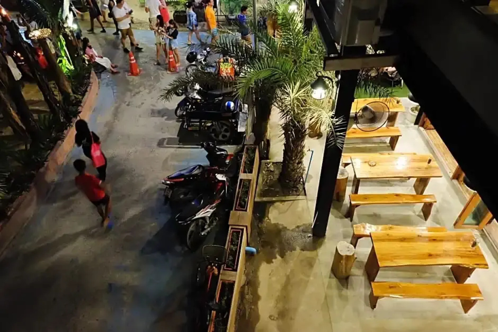 Lipe - Bloom Cafe and Hostel