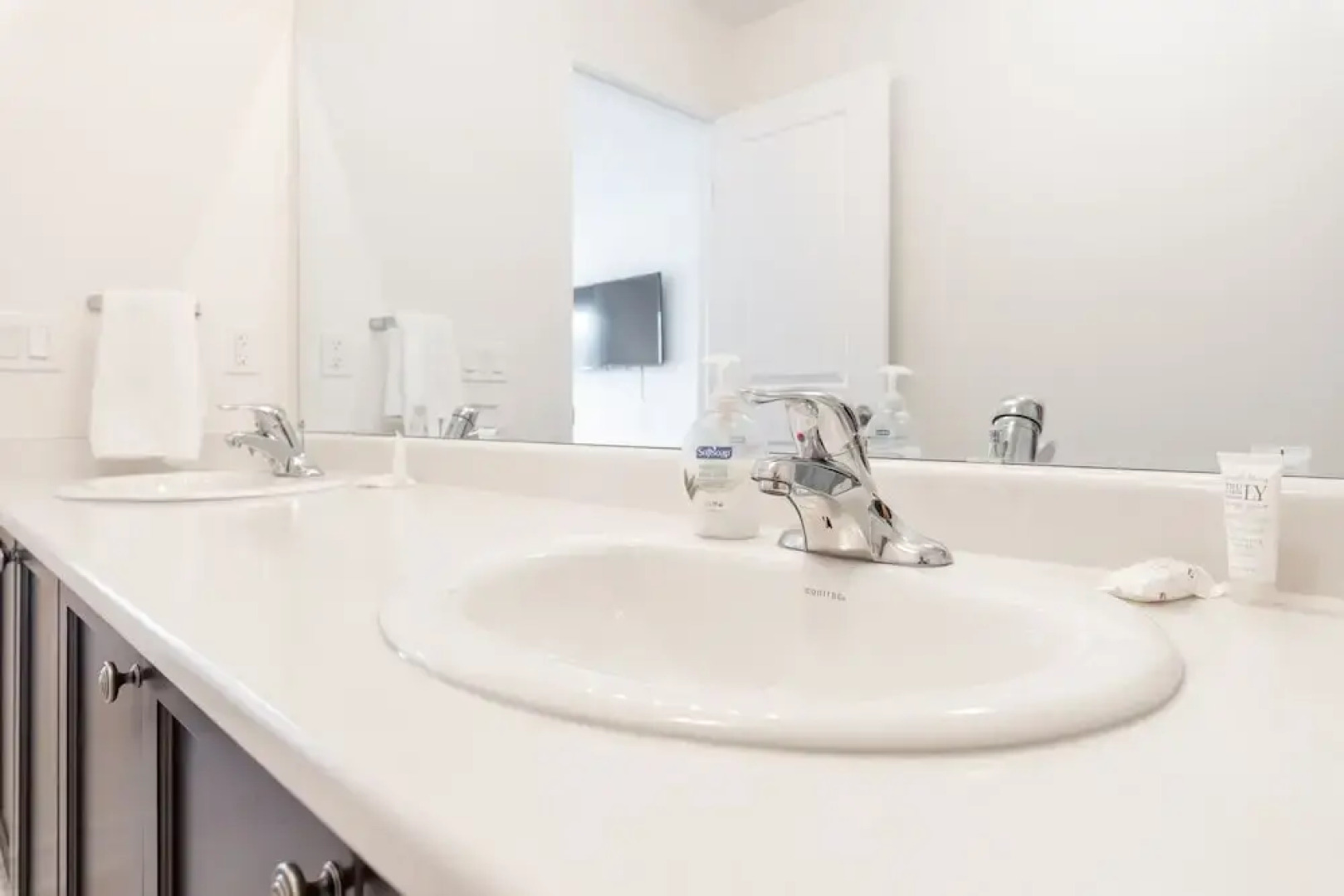 Elegant Brand New Town House