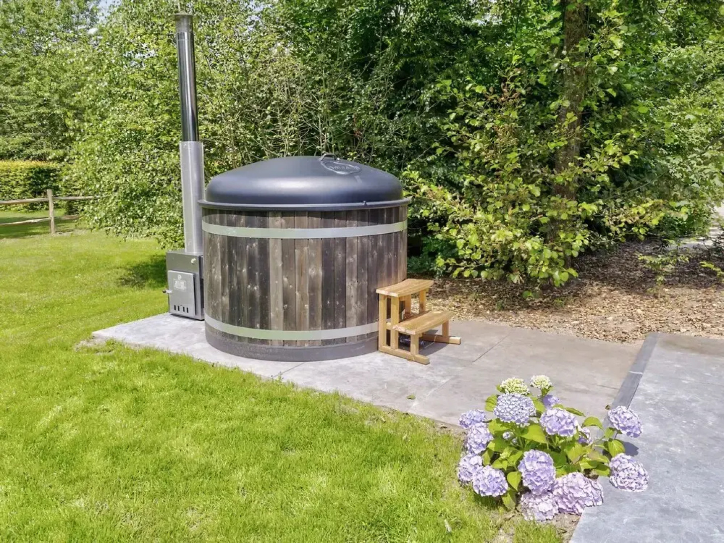 Tranquil Farmhouse in Rijsbergen with Hot Tub and Garden