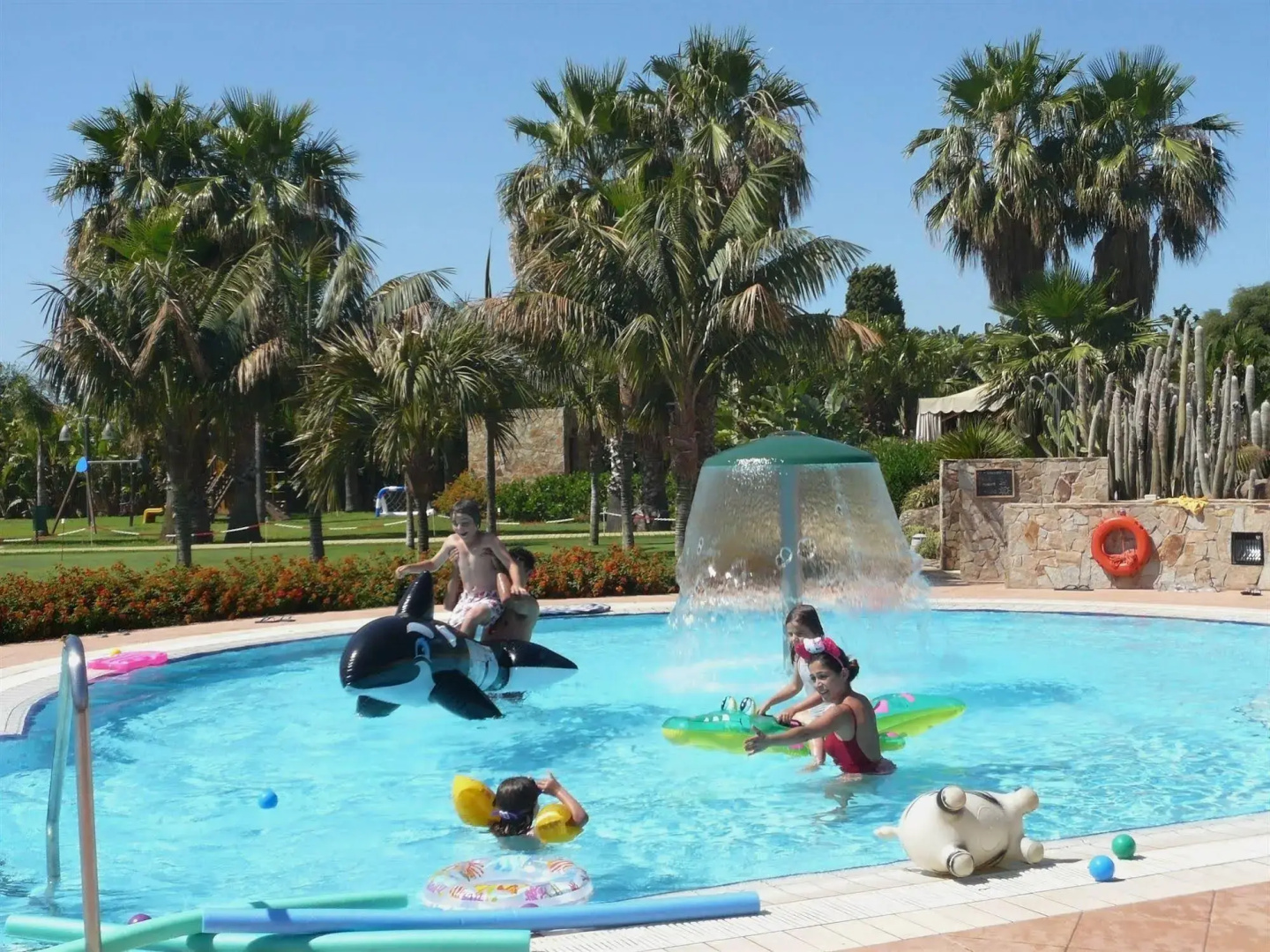 Lantana Resort Hotel & Apartments
