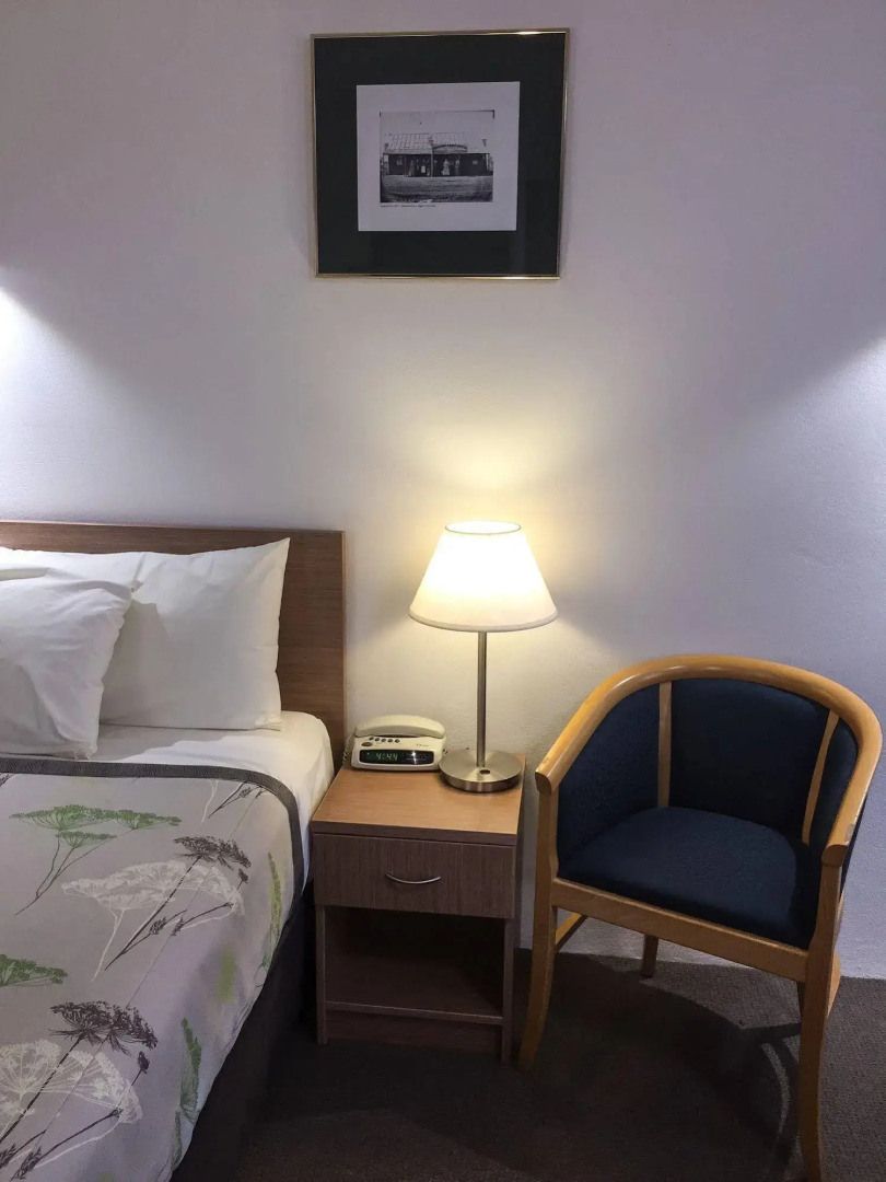 Ten Dollar Town Motel