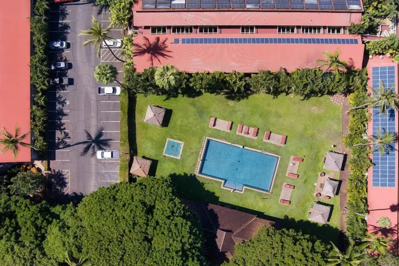 Aina Nalu 2bd/2ba 2 Bedroom Condo by Redawning