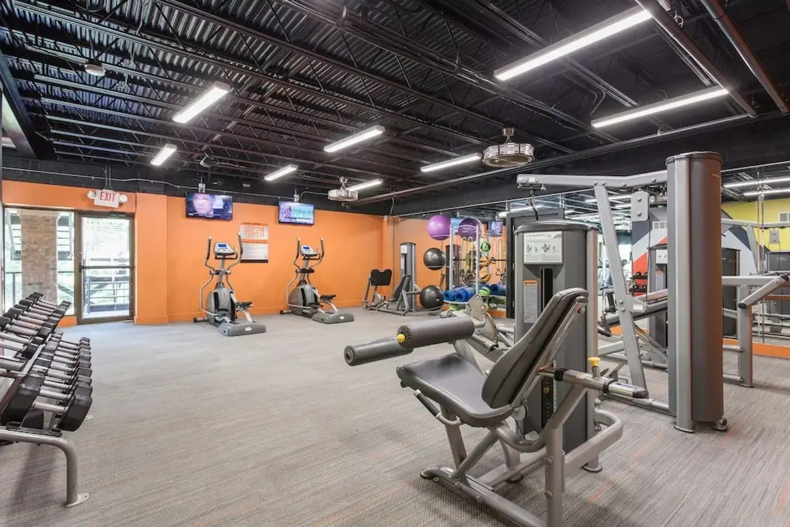 Relaxing St. Louis Getaway + Resort Amenities