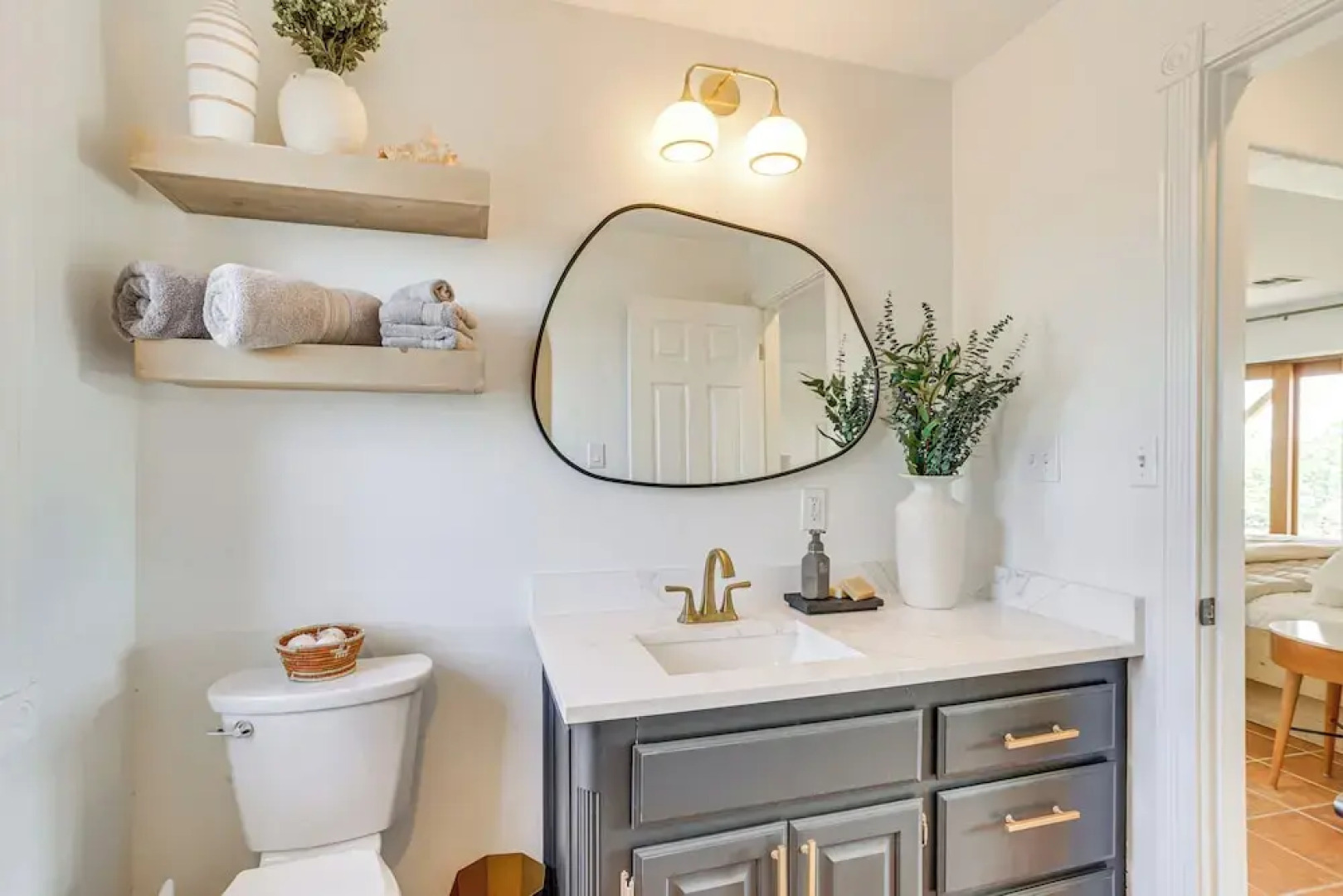 Lake Lawtonka View: Mountaintop Medicine Park Home