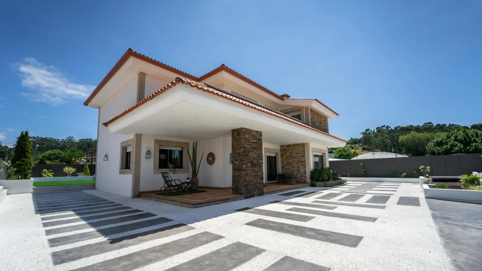 Villa con piscina a pie de playa