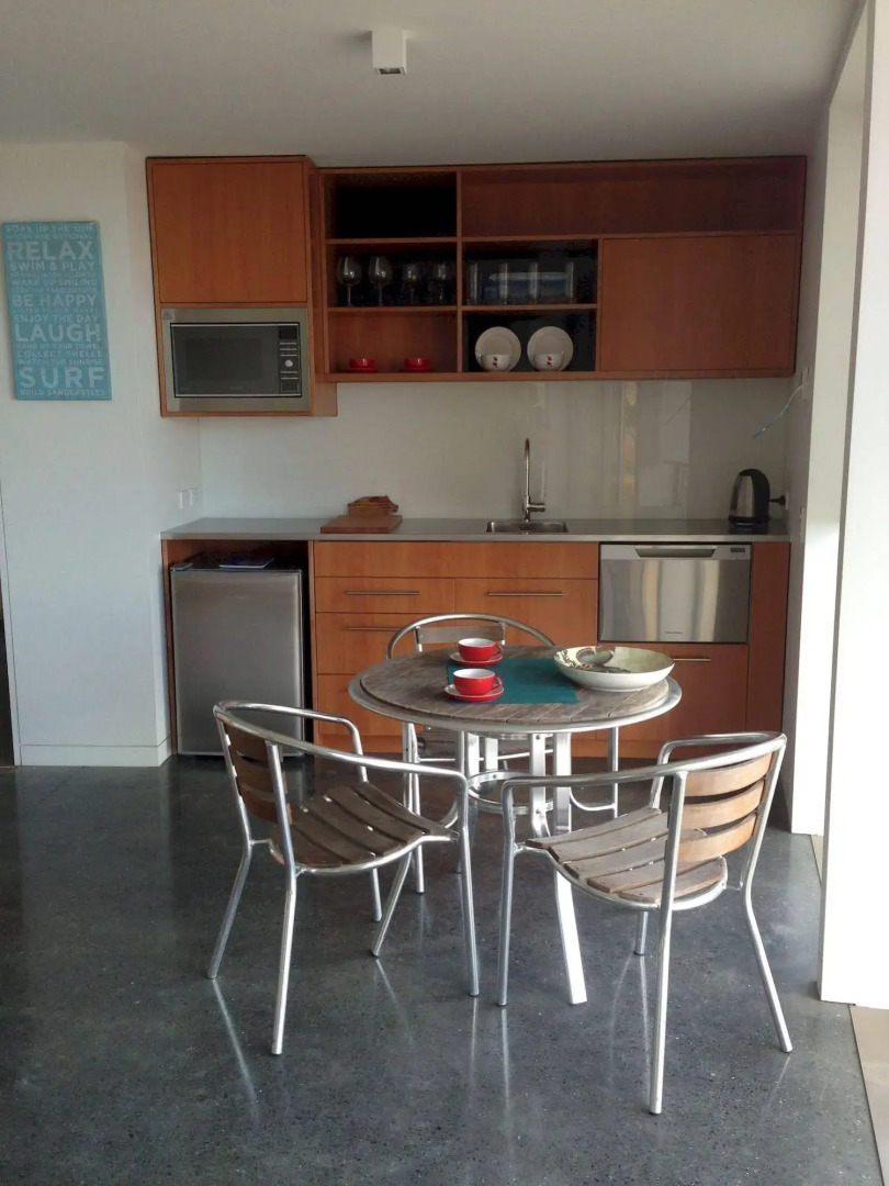 Cable Bay Stays – Golden Sand and Driftwood Beachfront Accommodation