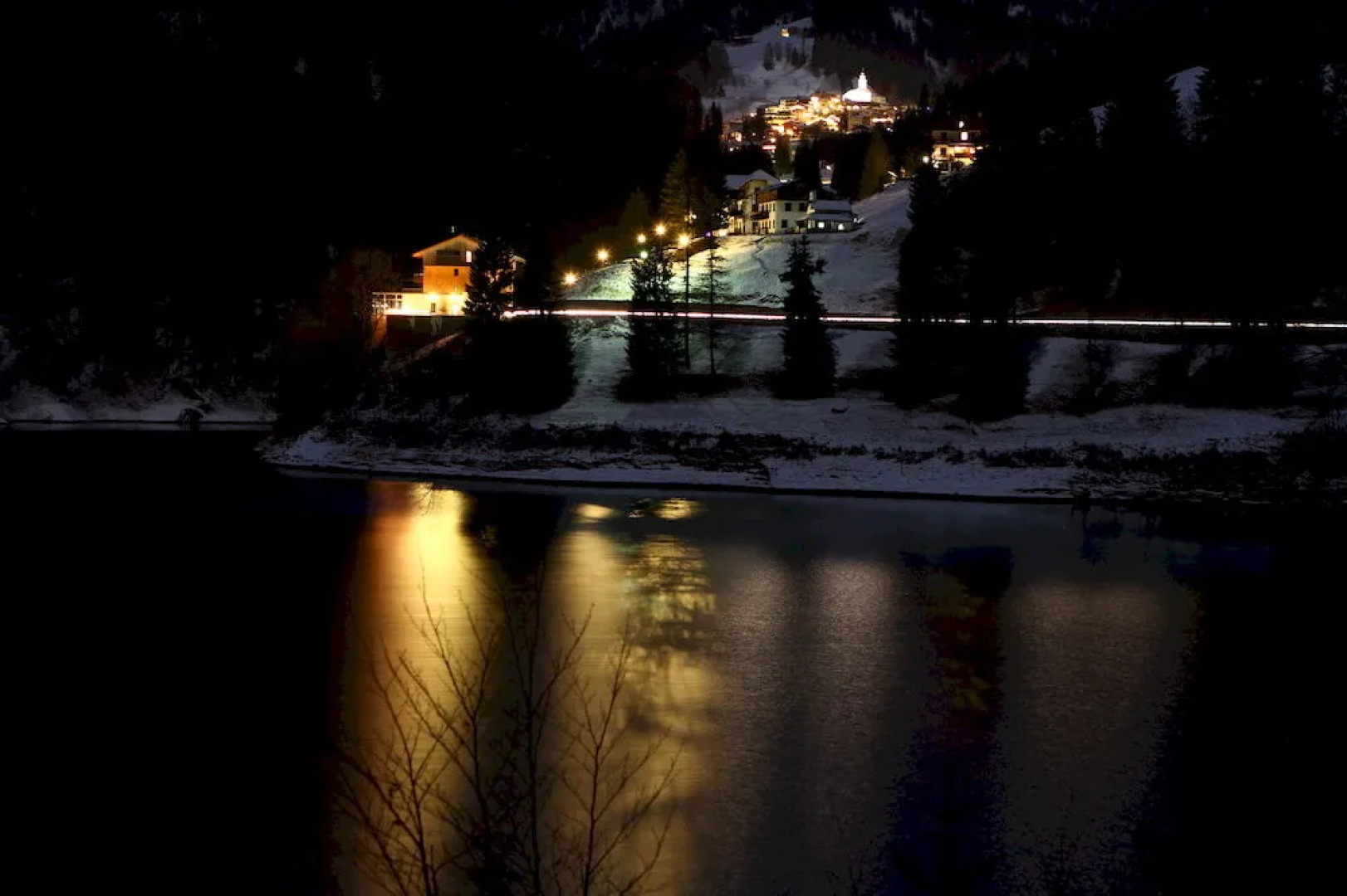 MAANJA Lake Front Suite and Restaurant