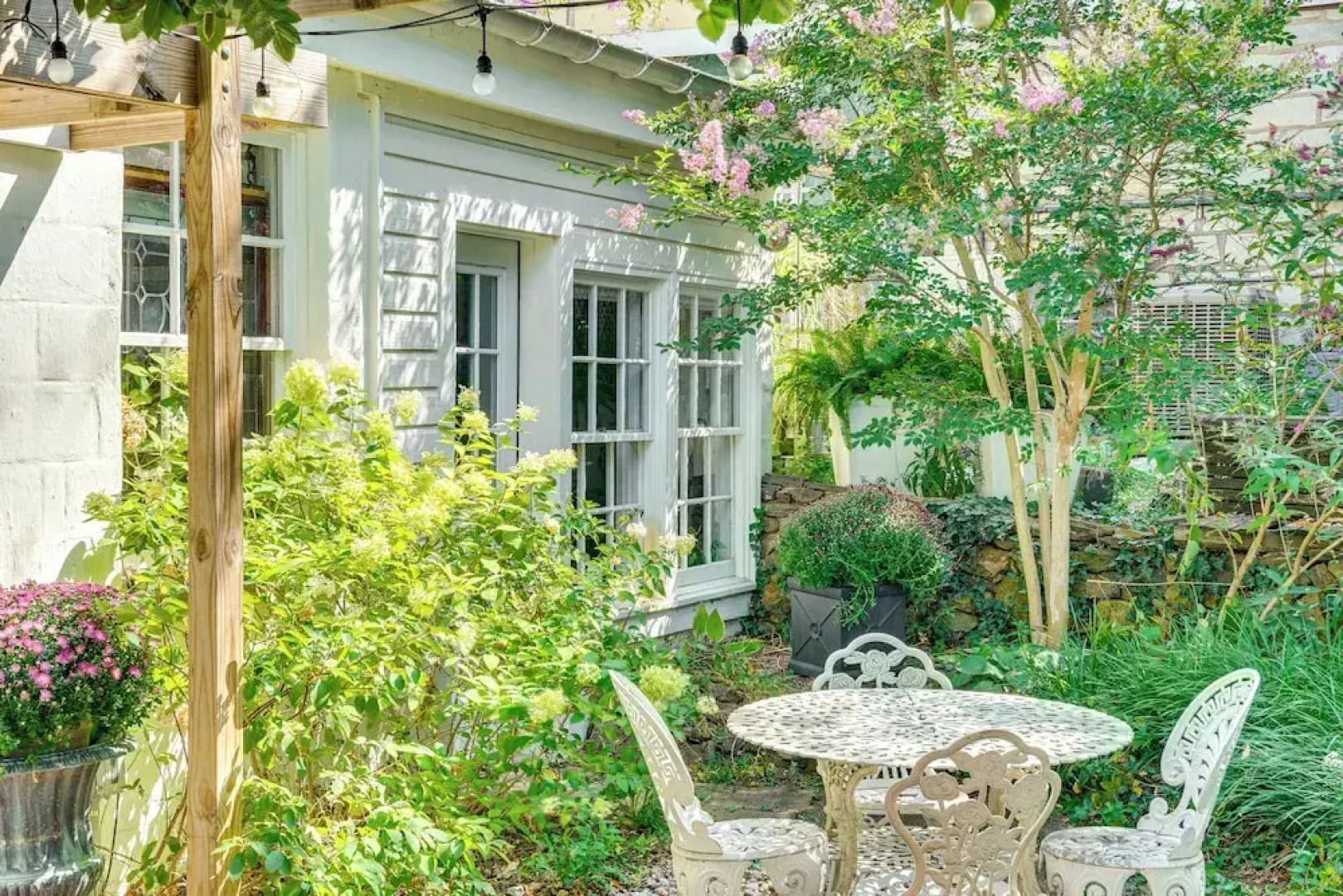 Cottage w/ Furnished Patio & Garden: Dtwn Leesburg