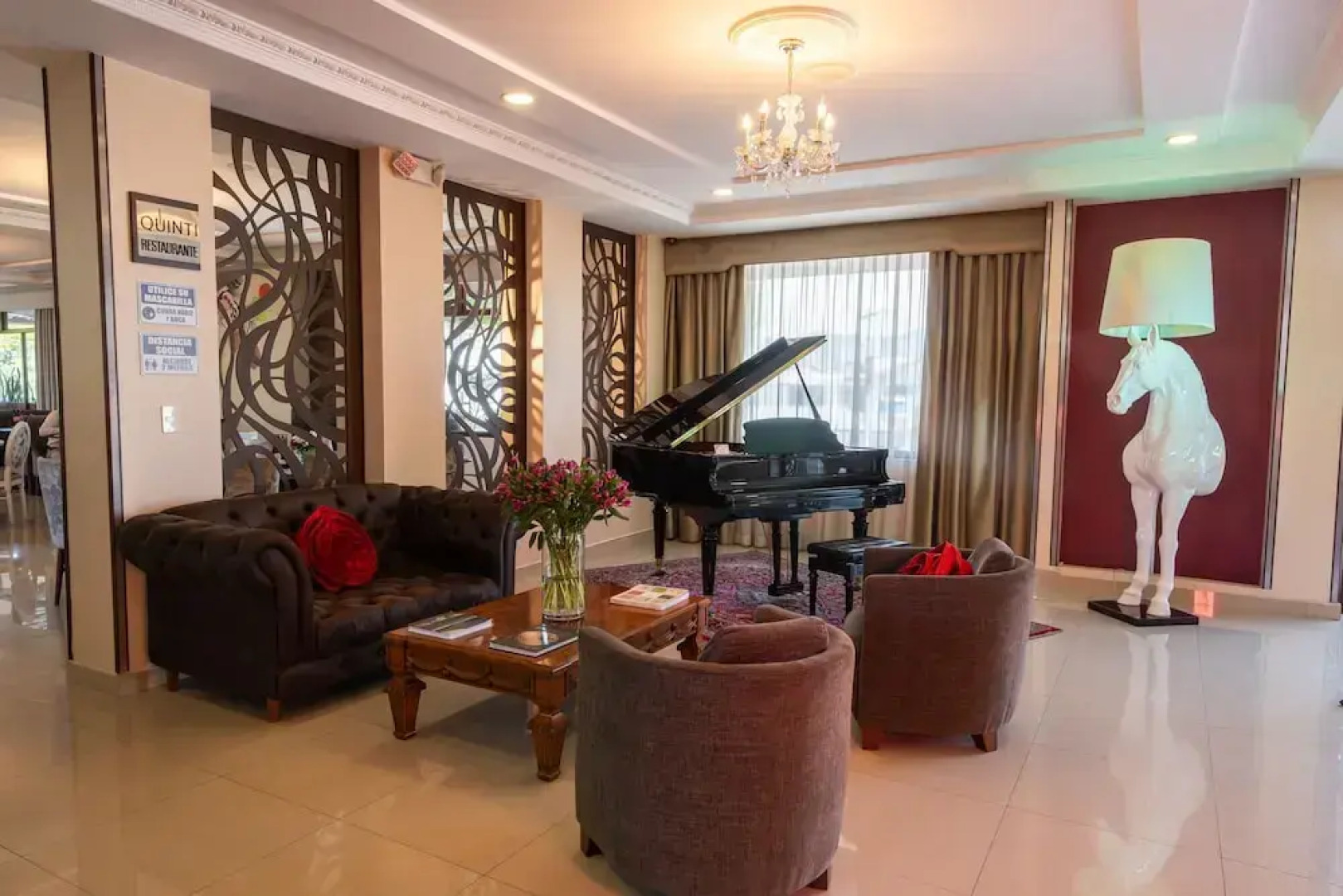 Quindeloma Art Hotel And Gallery