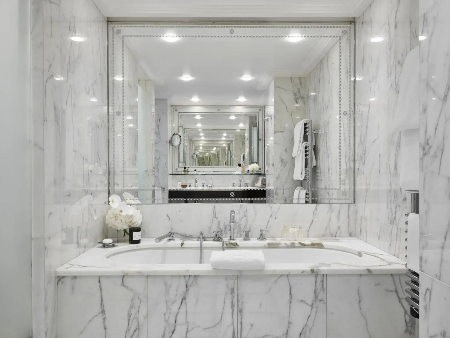 Отель Plaza Athenee