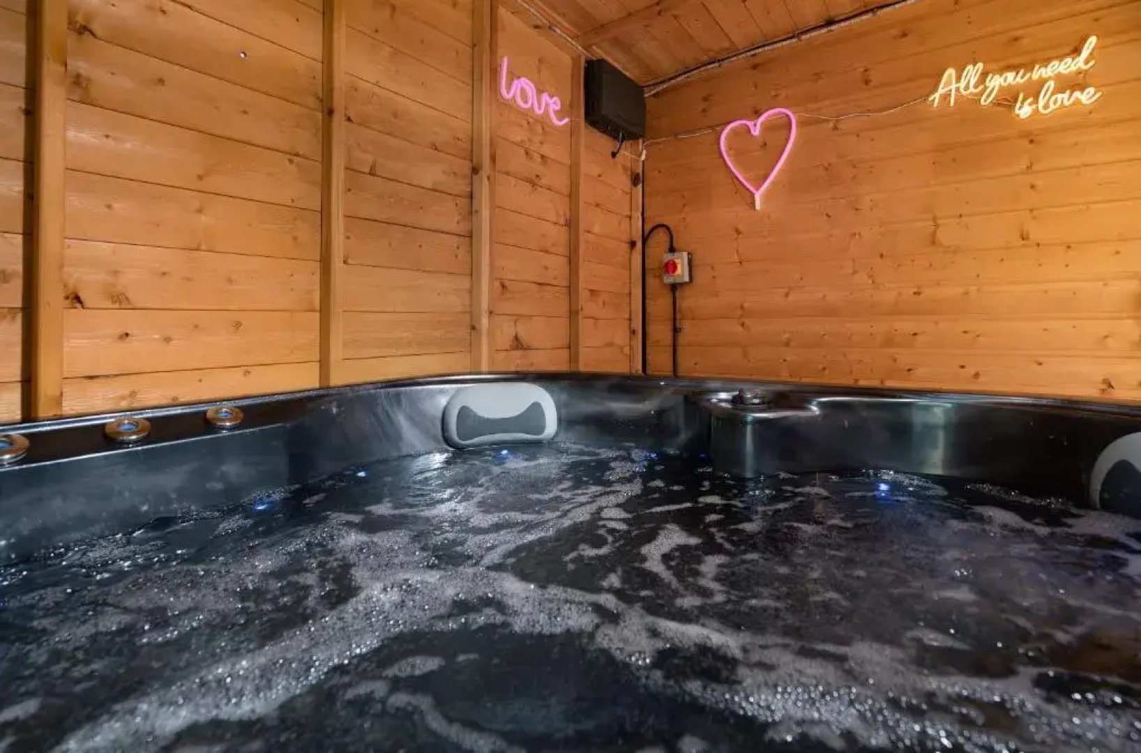 Family Holiday Home With Hot Tub Sleeps 8