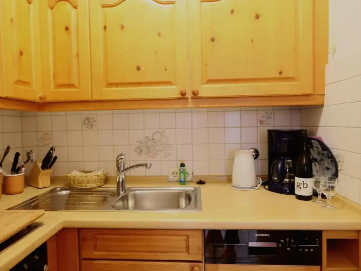 Freundliches 2-Zimmer-Appartement mit Kieferneinrichtung und einem Balkon.