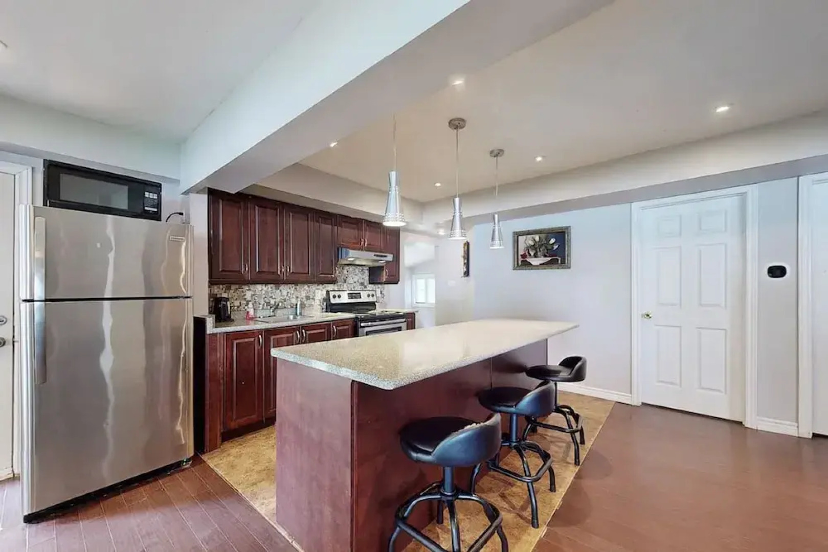 Charming Lakeside Cottage